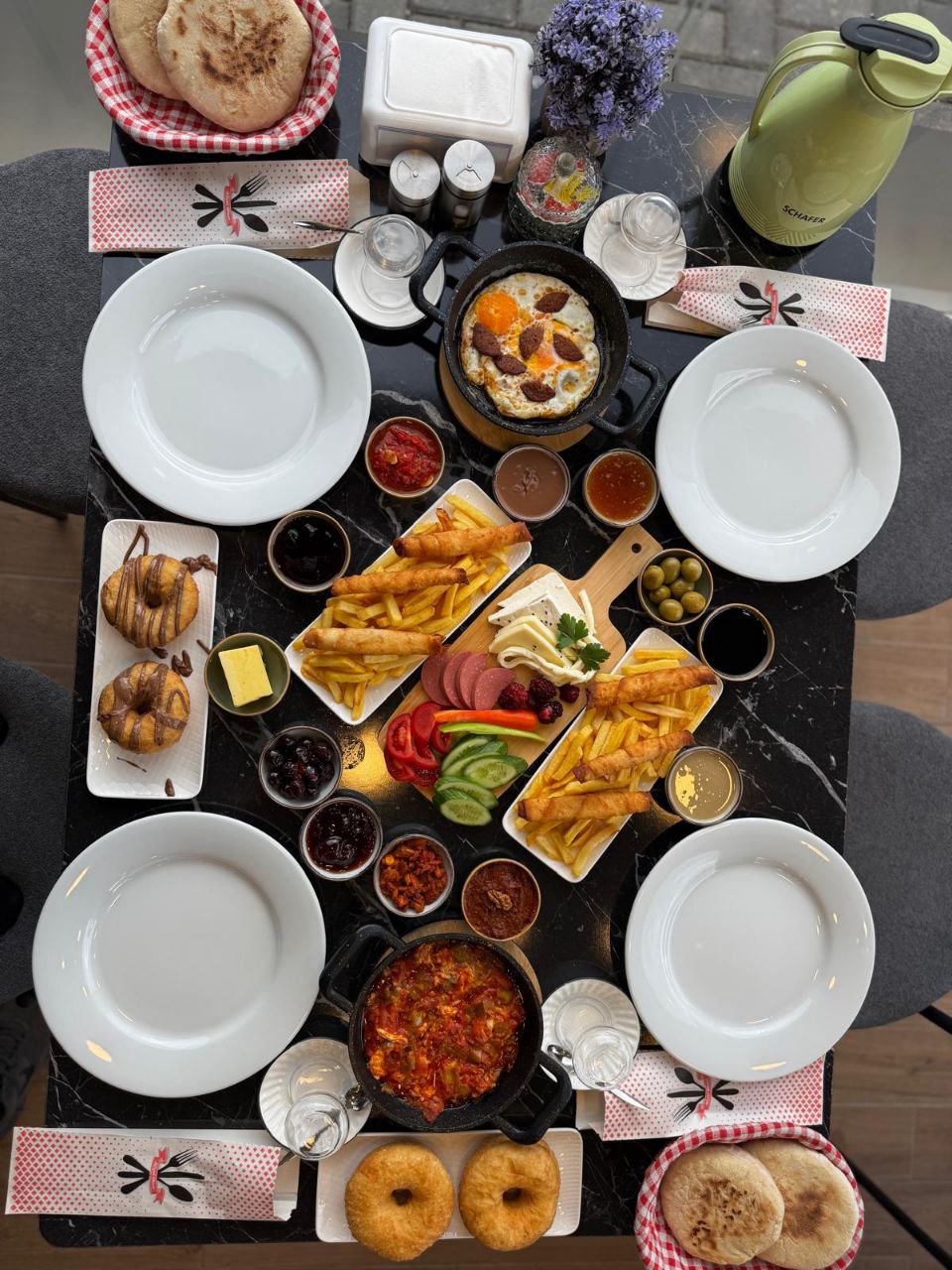 Üstten kahvaltı masası