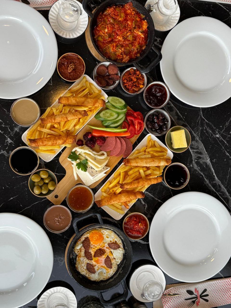 Gözleme ve kahvaltı tabağı