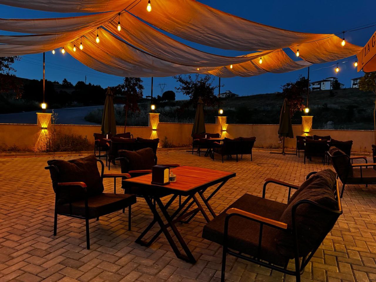 Akşam ışıklarıyla dış mekan görünümü